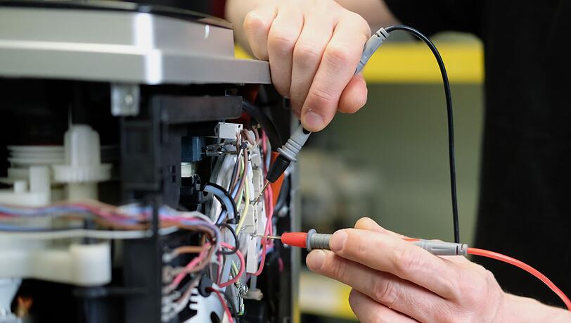 Ersatzteile sollen nicht so teuer sein, damit sich Verbraucherinnen und Verbraucher f&uuml;r die Reparatur entscheiden. (Illustration)