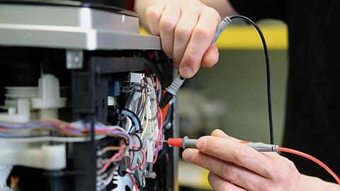 Ersatzteile sollen nicht so teuer sein, damit sich Verbraucherinnen und Verbraucher f&uuml;r die Reparatur entscheiden. (Illustration)