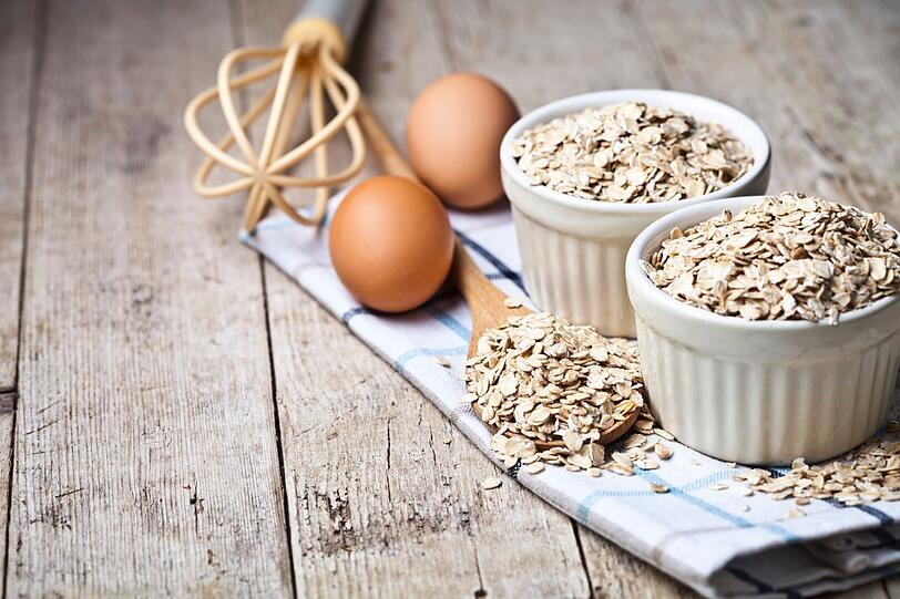 F&uuml;r noch mehr Eiwei&szlig; k&ouml;nnen Sie nach dem Kochen ein bis zwei Eier direkt in das warme Porridge r&uuml;hren. Bei niedriger Hitze etwa zwei Minuten weiterr&uuml;hren, bis die Masse cremig und puddingartig wird. Noch ein Tipp: Verwenden Sie grobe statt fein gemahlene Haferflocken. Sie werden langsamer verdaut und lassen den Blutzucker nicht so schnell ansteigen.