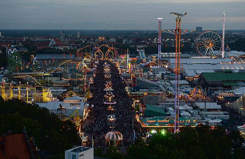 3. Volksfeste: Die größten Volksfeste finden natürlich in Süddeutschland statt. München hat das Oktoberfest, das größte Volksfest der Welt. Bilanz 2013: 6,4 Millionen Besucher, 6,7 Millionen Maß Bier.