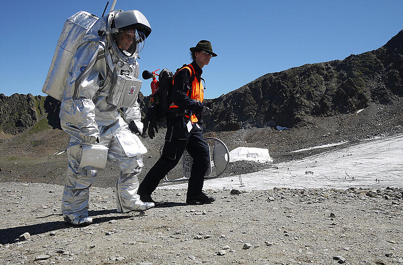 "Weltraum"-Spaziergang auf dem Kaunertaler Gletscher.