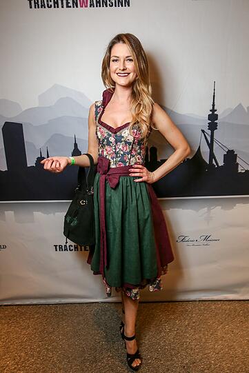 Viola Kraus im Dirndl