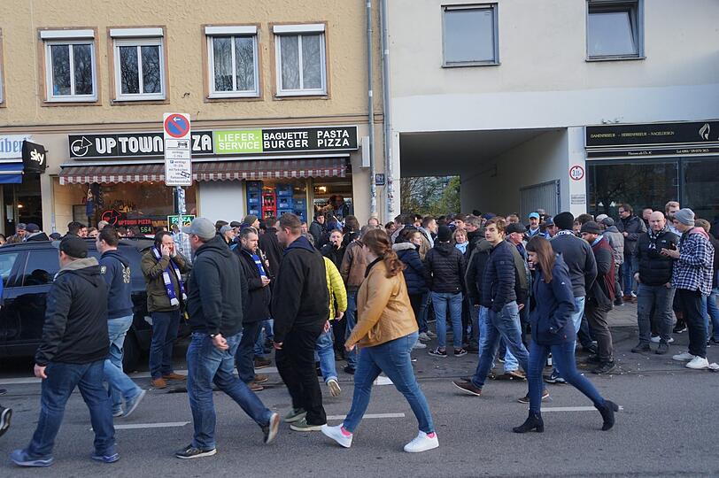 Die Löwen-Fans schwören sich friedlich auf das Derby gegen den ungeliebten Lokalrivalen ein.