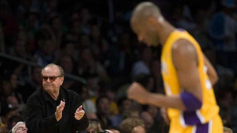 Jack Nicholson applaudiert Kobe Bryant im Jahr 2012.