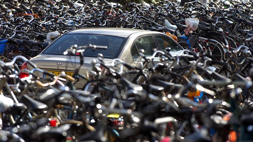 In der Maxvorstadt startet ein Pilotprojekt, im Rahmen dessen sich Autos und Fahrräder die Parkplätze teilen sollen. (Symbolfoto)