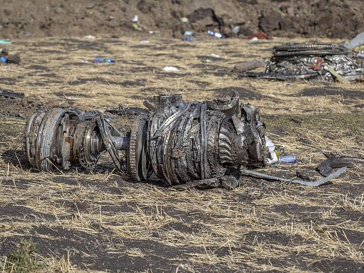 Teile der Boeing 737 Max 8 der Ethiopian Airlines an der Absturzstelle in der Nähe von Bishoftu, südlich von Addis Abeba.