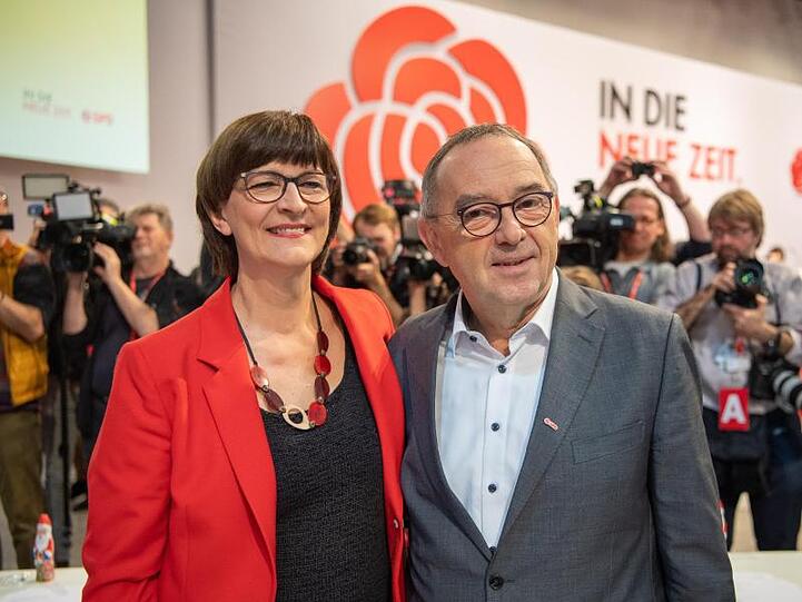 Die künftigen SPD-Vorsitzenden Saskia Esken und Norbert Walter-Borjans beim Parteitag in Berlin.
