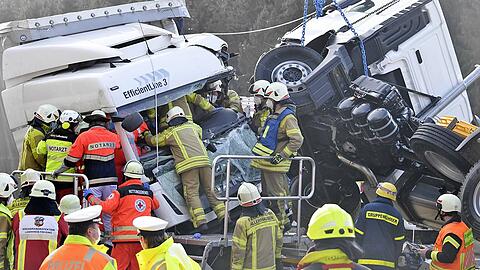 Der mittlere Lkw hatte sich bei dem Auffahrunfall  mit einer auf dem ersten Transporter verladenen Lkw-Zugmaschine verkeilt, was die Befreiung des Eingeklemmten erschwerte.