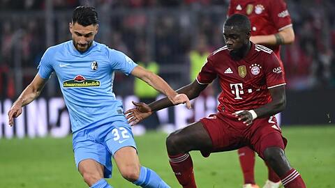Dayot Upamecano (r.) im Zweikampf mit Freiburgs Vincenzo Grifo.