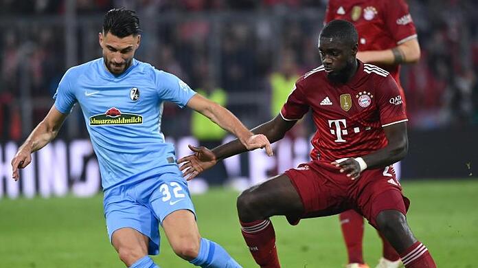 Dayot Upamecano (r.) im Zweikampf mit Freiburgs Vincenzo Grifo.
