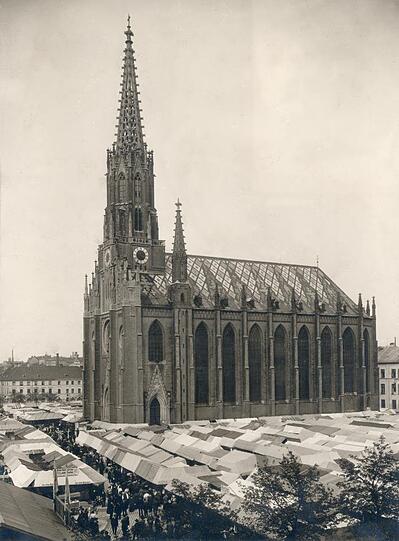Im Schatten der Mariahilfkirche findet die Dult auch im Jahr 1920 statt.
