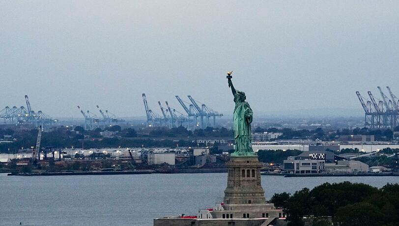 Das berühmte New Yorker Wahrzeichen ist ein Geschenk Frankreichs an die USA. (Archivbild) Das berühmte New Yorker Wahrzeichen ist ein Geschenk Frankreichs an die USA. (Archivbild)