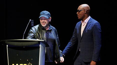 Als besten Dokumentarfilm wählten die Zuschauer "The Road Between Us: The Ultimate Rescue" von Barry Avrich - hier der Regisseur (links) mit Filmfestival-Chef Cameron Bailey.