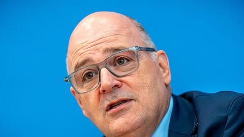 Der Arbeitgeber-Funktionär Kampeter wirft dem Kassenärzte-Chef vor, die Diskussion in eine falsche Richtung zu lenken.