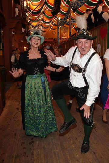 Christiane Kaufmann im Dirndl mit Filserbua Helmut Lawerenz.