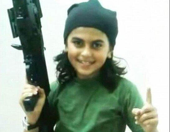 "Abu Ubaidah": Angeblich ist der jüngste ISIS-Kämpfer getötet worden. Der Junge auf dem Foto soll erst zehn Jahre alt sein. Diese Bilder kuriseren auf Twitter.