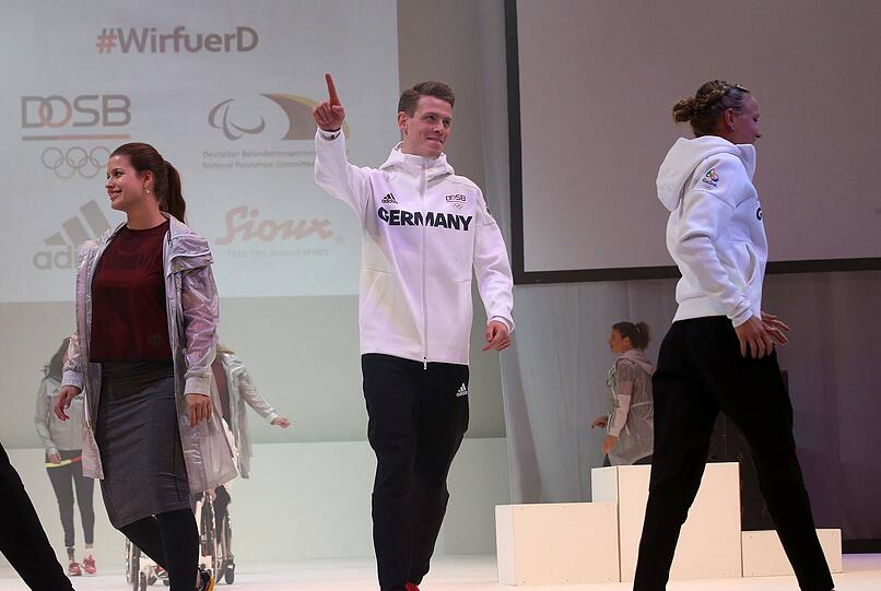 Cooler Chic statt bunter Samba-Look: Die deutsche Olympia-Mannschaft wird bei der Eröffnungs- und Schlussfeier der XXXI. Sommerspiele in Rio de Janeiro kein Farbtupfer sein, dürfte mit dem modernen Outfit aber eine gute Figur machen. Die Bilder.