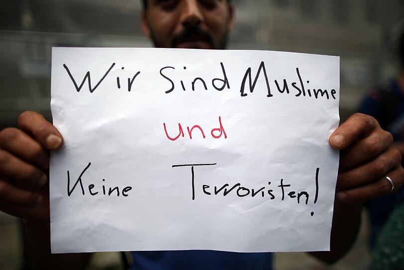 In Ansbach distanzierten sich am Dienstag mehrere Flüchtlinge bei einer Kundgebung von islamistischer Gewalt und Terror.