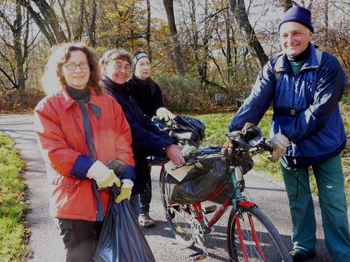 2012: Die fleißigen Müllsammler bei der Arbeit &ndash; trotz Regenwetters.