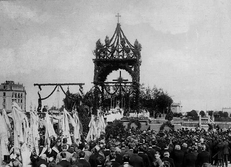23. September 1894: Am Kaiserplatz wird der Grundstein für die katholische Pfarrkirche &bdquo;Neu-St.-Ursula&ldquo; durch Erzbischof Antonius von Thoma gelegt.