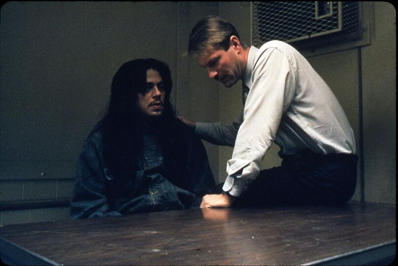 Der geistig behinderte, wegen Vergewaltigung vorbestrafte Toby Jay Wadenah (Benicio del Toro, links, mit Aaron Eckhart) wird wegen des Mordes an einem achtjährigen Mädchen verurteilt. Kurze Zeit später richtet er sich selbst. Der geistig behinderte, wegen Vergewaltigung vorbestrafte Toby Jay Wadenah (Benicio del Toro, links, mit Aaron Eckhart) wird wegen des Mordes an einem achtjährigen Mädchen verurteilt. Kurze Zeit später richtet er sich selbst.