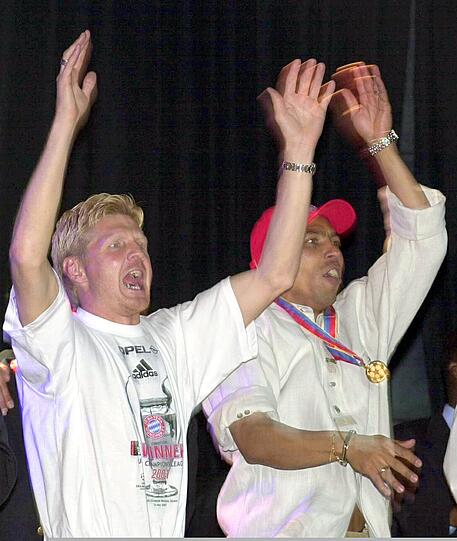 Dann wurde ausgelassen und wild gefeiert. Auch hier schreitet der Kapitän voran: Stefan Effenberg und Paulo Sergio tanzen sich durch die Nacht.
