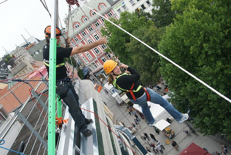 Nicht nur für Pärchen eine beliebte Freitagabend-Beschäftigung: Shoppen nach Ladenschluss. Denn die Münchner Kultur- und Shoppingnacht hat weitaus mehr zu bieten als geöffnete Geschäfte.