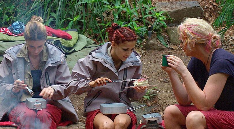 Trotz des bewegten Vorlebens der Torte lassen es sich Geburtstagskind Claudelle Deckert und Fiona Erdmann schmecken. Olivia Jones verzichtet.