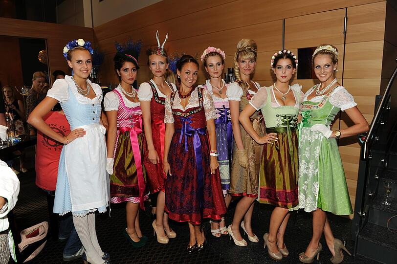 Dirndl-Designerin Sibilla Kawala mit ihren Models