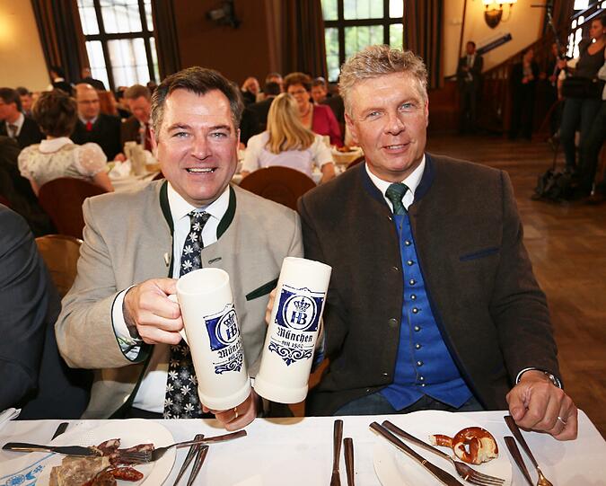 Na dann Prost: Oberbürgermeister Dieter Reiter (r.) und sein designierter Bürgermeister Josef Schmid wollen München künftig gemeinsam regieren.