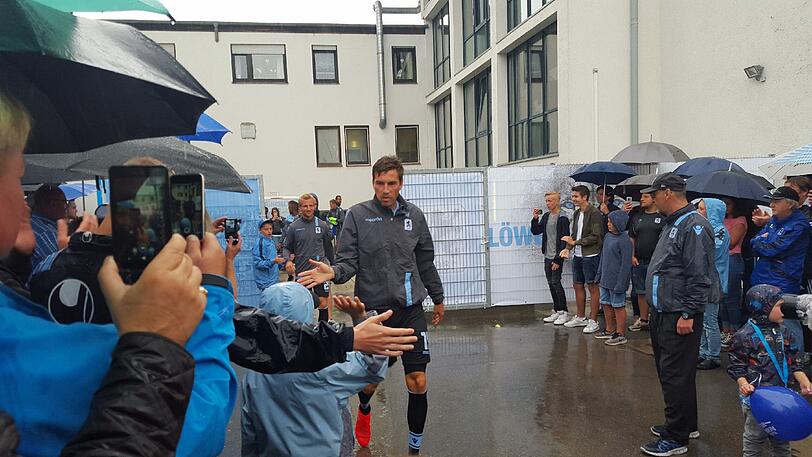 Hunderte Fans waren bereits am Morgen auf dem Gelände. Vor allem Wieder-Neu-Löwe Stefan Aigner sorgte für Euphorie bei den Anhängern.