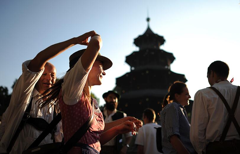 Hoch her geht es auf dem Kocherlball am Chinesischen Turm auch heuer seit 6 Uhr in der Früh.