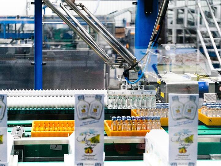 Produktion beim Spirituosenhersteller Waldemar Behn in Schleswig-Holstein: Familienunternehmen wie dieses sind seit jeher stark in Deutschland verbreitet.