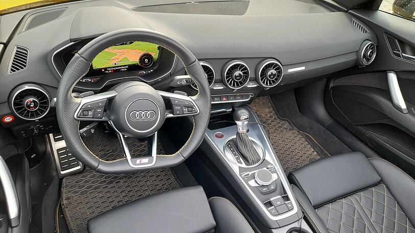 Viel Platz ist hier nur nach oben: der hochwertig gestaltete Innenraum des Audi TTS Roadster.