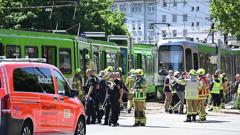 Einsatzkräfte von Polizei und Feuerwehr stehen nach einem Unfall neben zwei Stadtbahnen. Einsatzkräfte von Polizei und Feuerwehr stehen nach einem Unfall neben zwei Stadtbahnen.