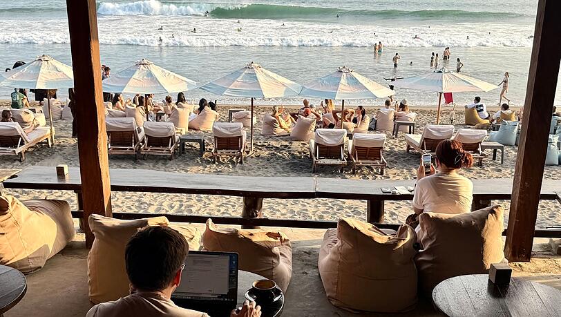 Am Strand von Canggu wird morgens gesurft und dann im Café gearbeitet. Am Strand von Canggu wird morgens gesurft und dann im Café gearbeitet.