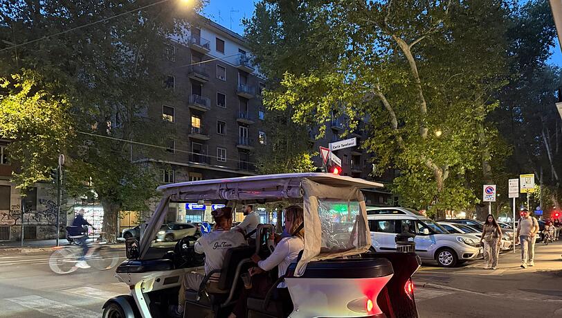 Immer mehr Golfcarts mit Touristen verstopfen Roms Stra&szlig;en.