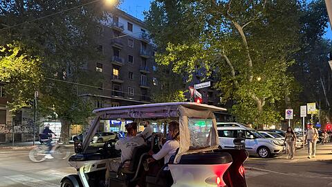 Immer mehr Golfcarts mit Touristen verstopfen Roms Stra&szlig;en.