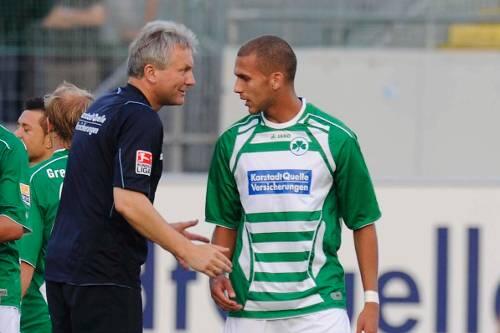 Ansprache an den Nachrücker: Fürths Trainer Benno Möhlmann mit U20-WM-Teilnehmer Dani Schahin, der mithelfen soll, &bdquo;die Weiße Weste&ldquo; von Union Berlin &bdquo;zu beschmutzen.&ldquo;