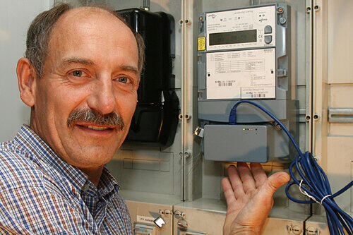Dieser Kunde hat ihn schon, den schlauen Stromzähler, der nicht nur die verbrauchten Kilowattstunden addiert, sondern den Verbrauch detailliert nach Zeit und Tarif misst.