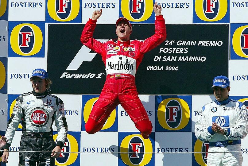 Der rote Ferrari wurde jahrelang nur mit einem Mann verbunden: Michael Schumacher. Mit sieben Weltmeistertiteln war er der erfolgreichste Pilot der Formel-1-Geschichte. 2006 gab er bekannt, dass er vom professionellen Rennsport zurücktritt.