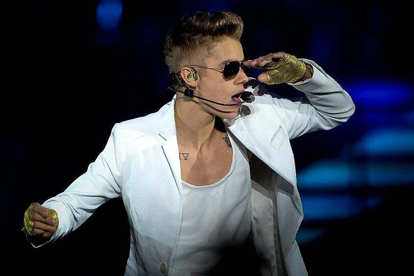 Wenn der Körper nicht mehr mitspielt: Teenie-Star Justin Bieber hatte in letzter Zeit gleich zwei Aussetzer auf der Bühne. Zum Auftakt seiner US-Tour Ende 2012 musste er sich vor den Augen der Fans übergeben. Er hielt jedoch durch und spielte das Konzert zu Ende. Anfang März 2013 wurde Bieber bei einem Auftritt in London hinter der Bühne ohnmächtig, spielte aber trotz Abraten seiner Ärzte auch diesen Gig inklusive Zugabe zu Ende.