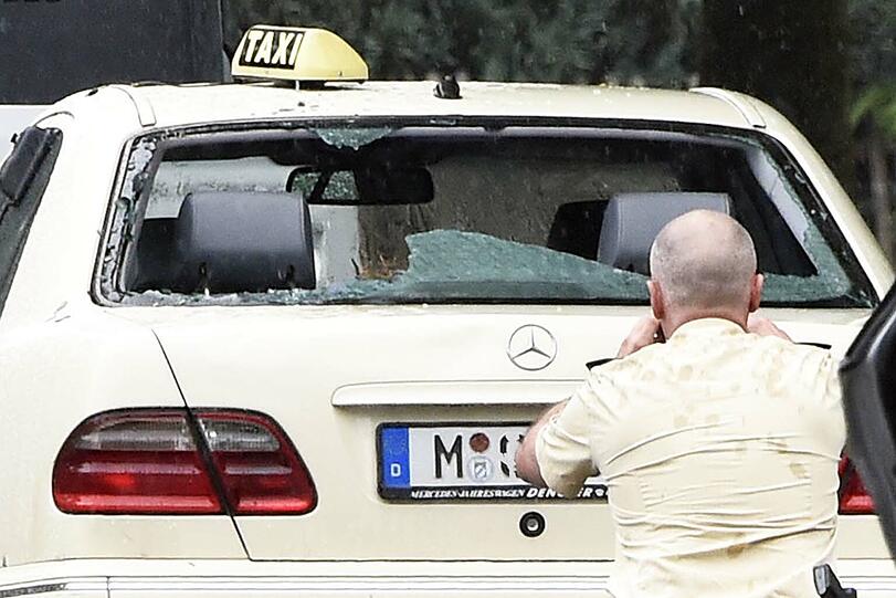 Der Radler flog durch die Scheibe und landete im Taxi.