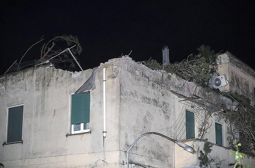 Der Tornado wütete an der Küste nahe Rom - viele Häuser wurden abgedeckt.