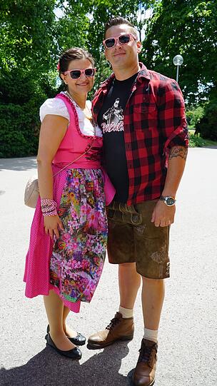 Die Gabalier-Fans sind schon Stunden vor dem Einlaß im Olympiapark - und unschwer zu erkennen.