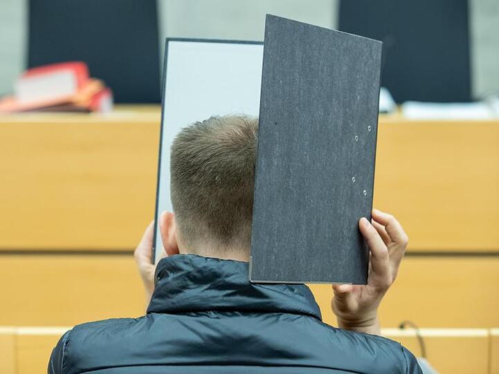 Ein wegen Missbrauchs von Kindern angeklagter Logopäde sitzt im Landgericht Würzburg. Foto: Daniel Karmann/dpa