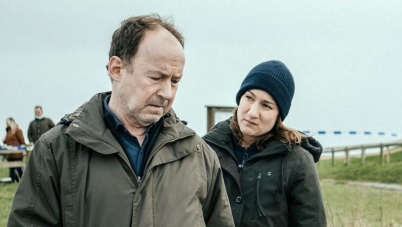"Neben der Spur: Schließe deine Augen": Kommissarin Anna Bartholomé (Marie Leuenberger) und Psychiater Joe Jessen (Ulrich Noethen) haben es mit einem erneuten Leichenfund zu tun.