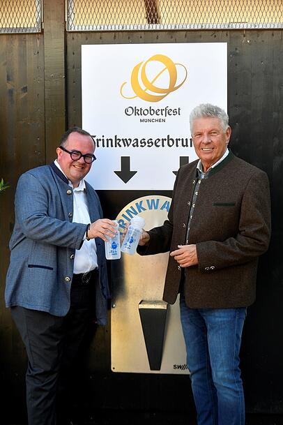 Da ist das Ding! Clemens Baumgärtner (l.) und Dieter Reiter mit dem Trinkwasser-Brunnen.