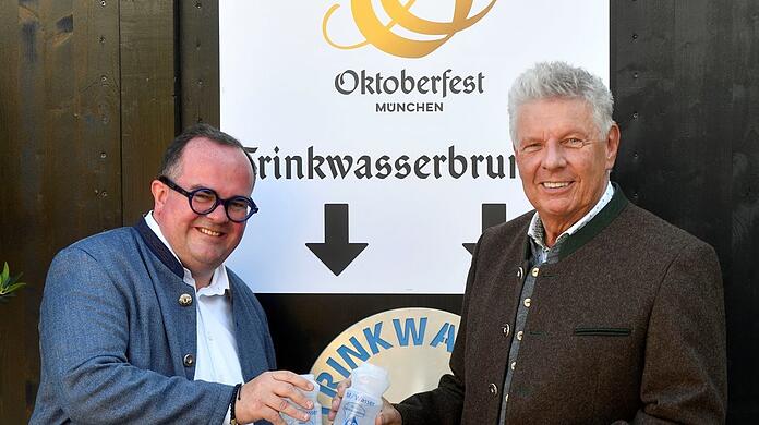 Da ist das Ding! Clemens Baumgärtner (li.) und Dieter Reiter mit dem Trinkwasser-Brunnen.