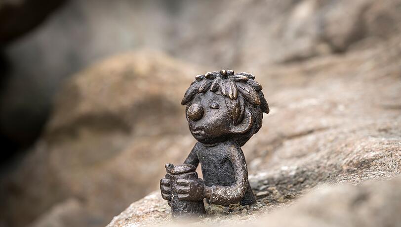 Eine Bronzefigur des Kobolds - mit Bierkrug - ziert den monumentalen Wittelsbacher Brunnen in der Innenstadt.